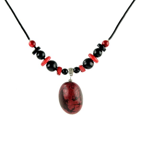 Collier pendentif et perles en ivoire végétal noir et rouge