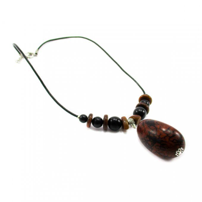 Collier fait mains pendentif et perles en tagua marron