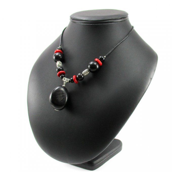 Collier fantaisie avec pendentif noix en tagua noir