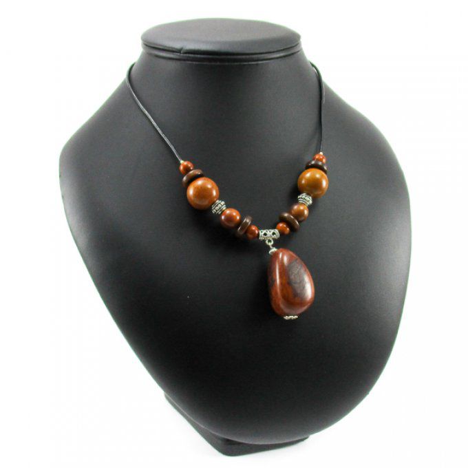 Collier artisanal pendentif noix en ivoire végétal marron