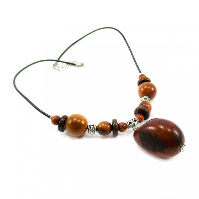 Collier fantaisie avec pendentif noix de tagua marron