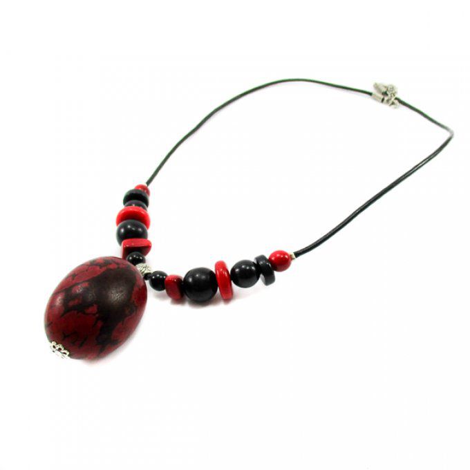 Collier pendentif et perles en ivoire végétal noir et rouge