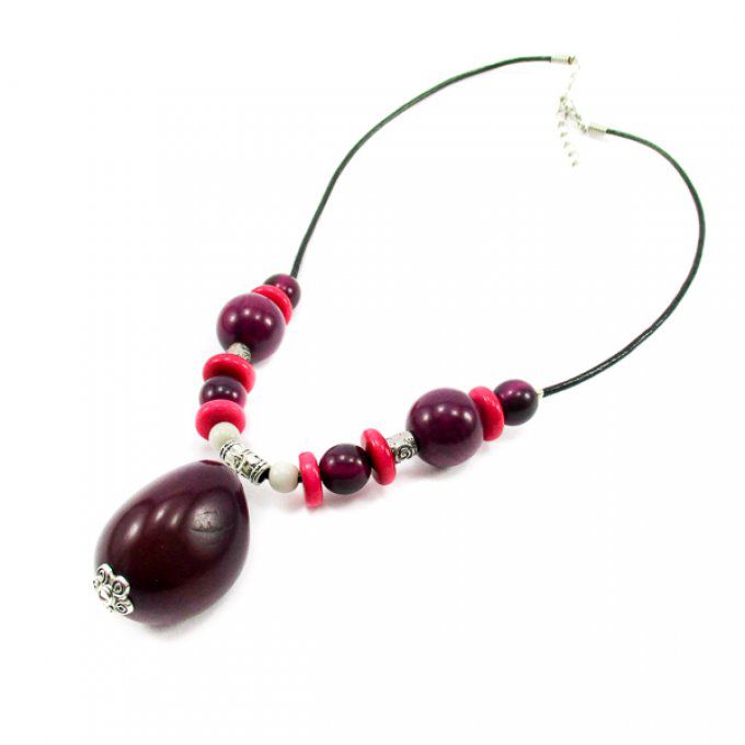 Collier artisanal avec pendentif noix en ivoire végétal violet / fuchsia