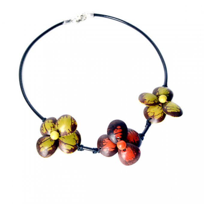 Bijou chic et naturel fleurs en tagua vert et rouge