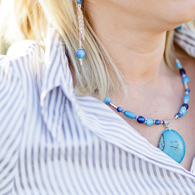 Collier pendentif turquoise et perles de tagua bleu