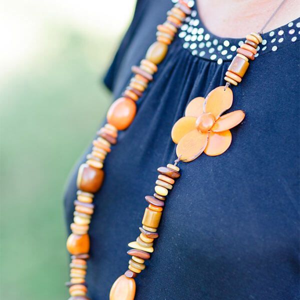 Sautoir en ivoire végétal avec fleur orange