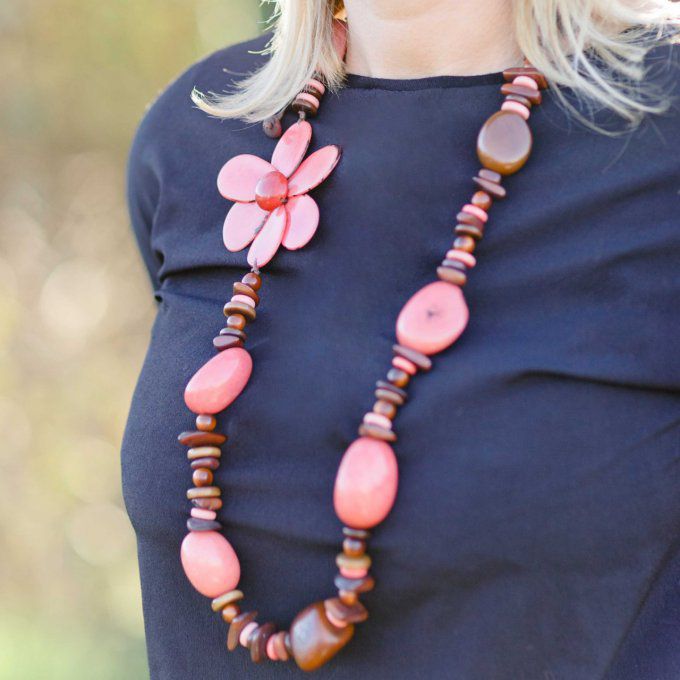 Collier long fleur et ivoire végétal rose marron