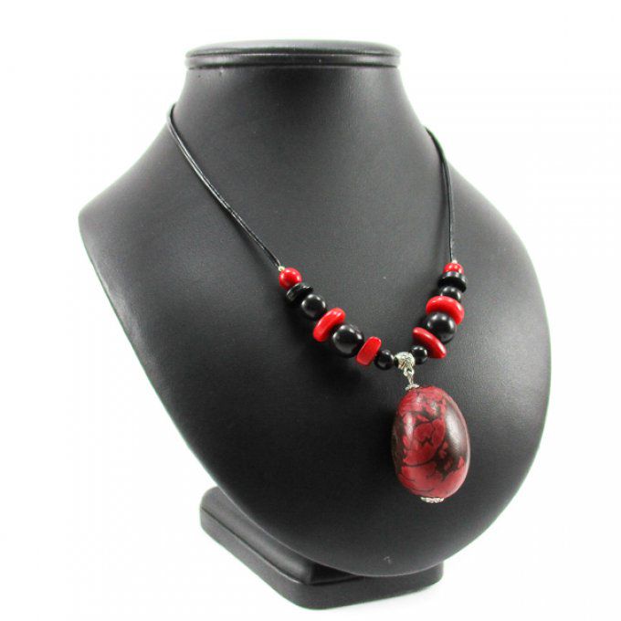 Collier artisanal fantaisie perles en ivoire végétal noir et rouge