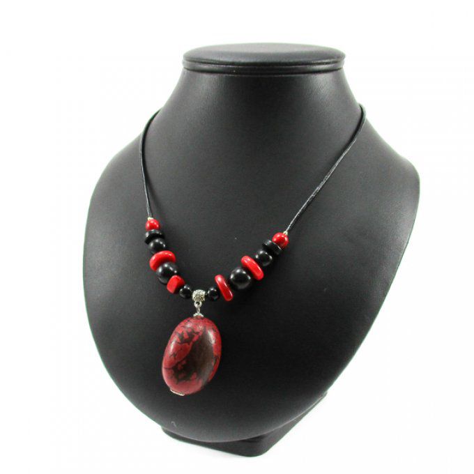Collier pendentif et perles en ivoire végétal noir et rouge