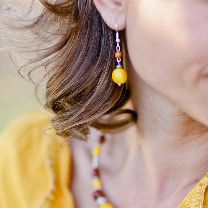 Boucles d'oreilles perles ivoire végétal jaune marron