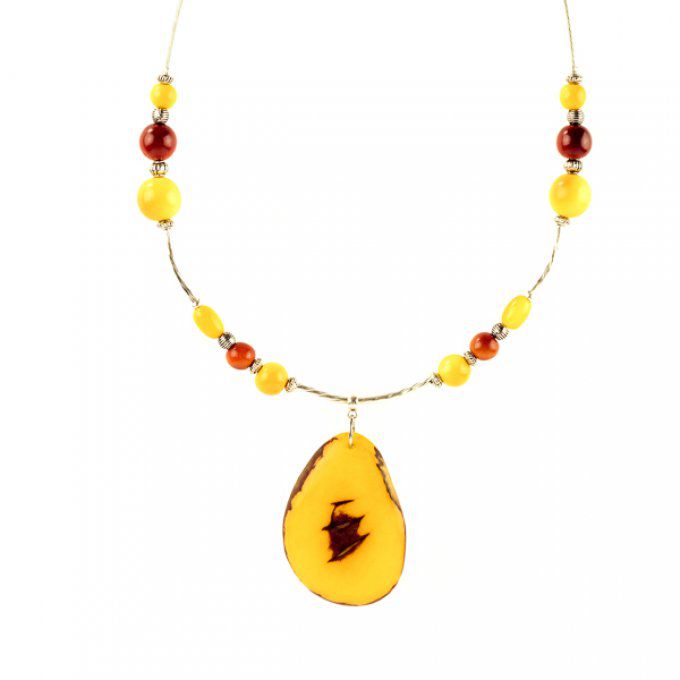 collier ras du cou avec pendentif tagua rose et perles naturelles en ivoire végétal jaune et marron