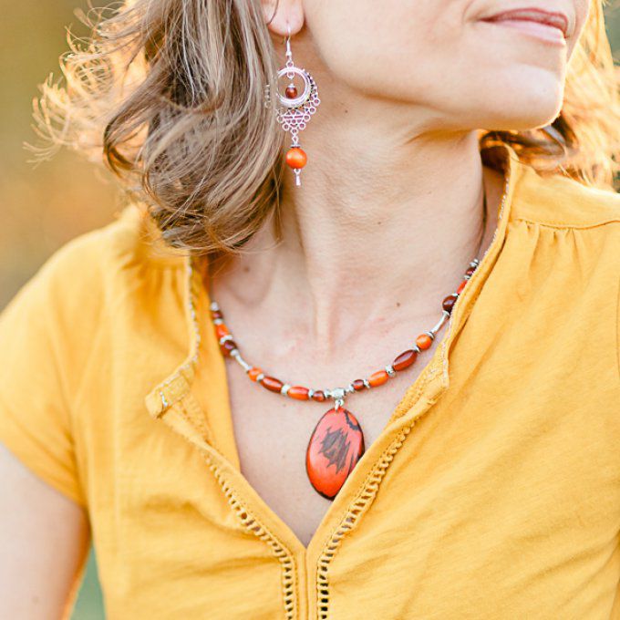 Collier fantaisie médaillon orange en ivoire végétal