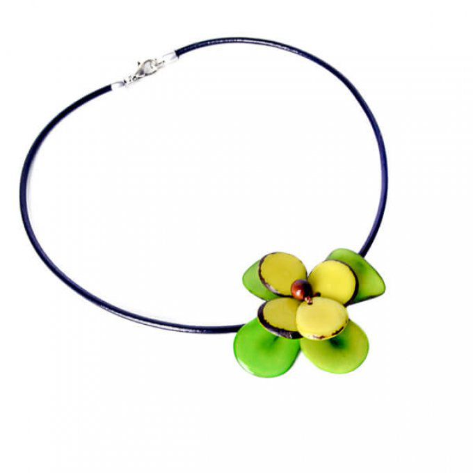 Collier chic et élégant fleur de tagua vert