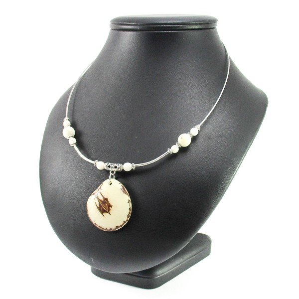 Collier médaillon en ivoire végétal naturel