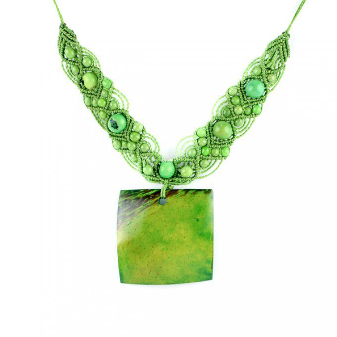 collier fantaisie ethnique macramé et pendentif coco carré vert