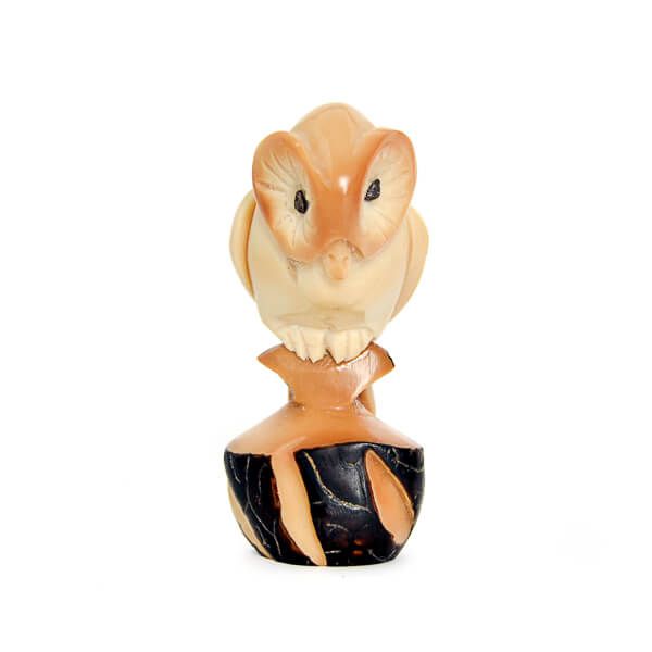 Chouette perchée sur sa branche en tagua