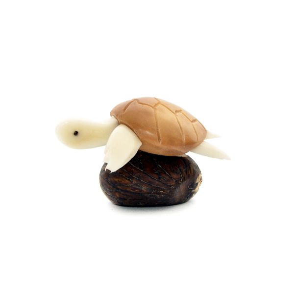 Tortue de mer en ivoire végétal carapace fumée