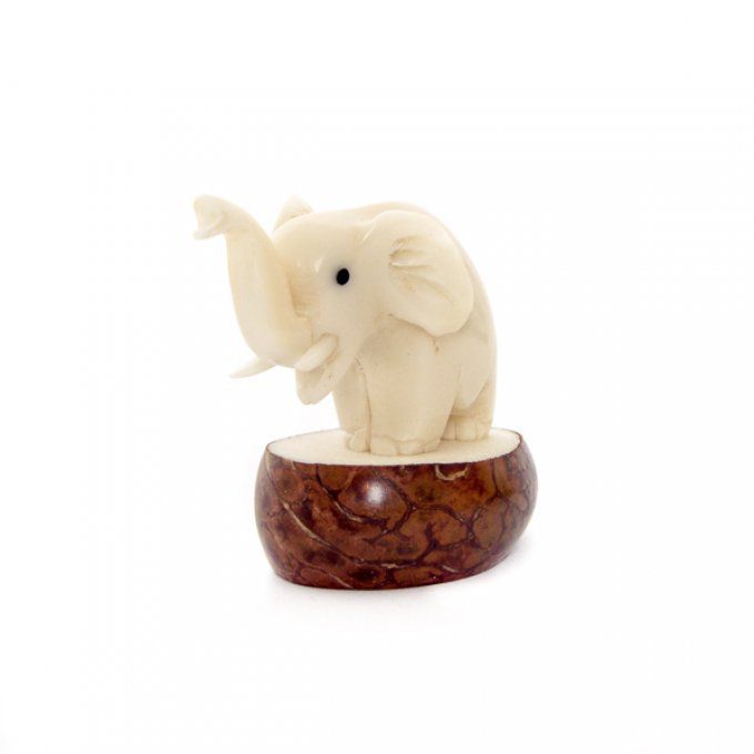 figurine éléphant sculpté mains en ivoire végétal