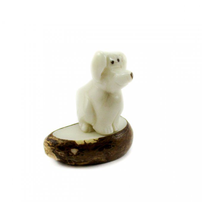 statuette décorative chien sculpté dans noix de tagua