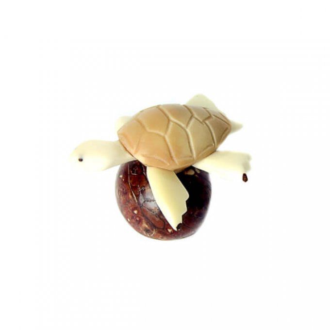 Tortue marine plongeante en tagua