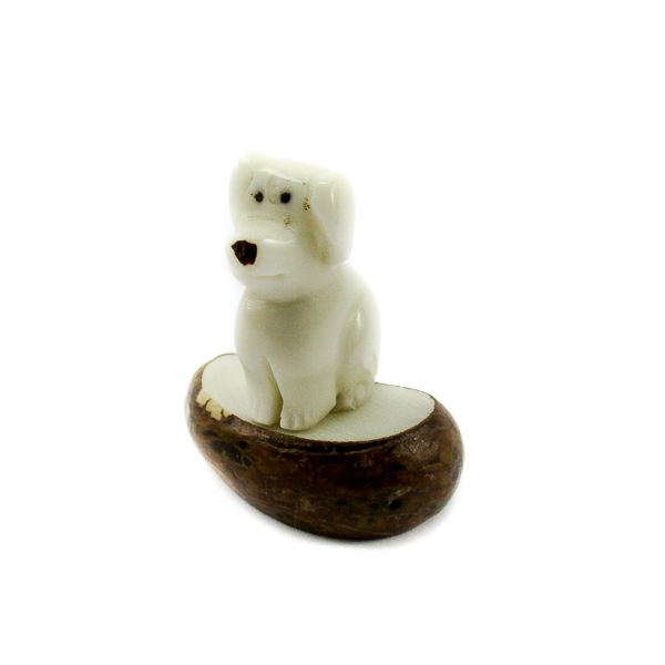 Chien assis en graine de tagua