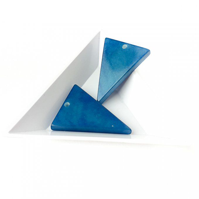 Triangle en ivoire végétal bleu