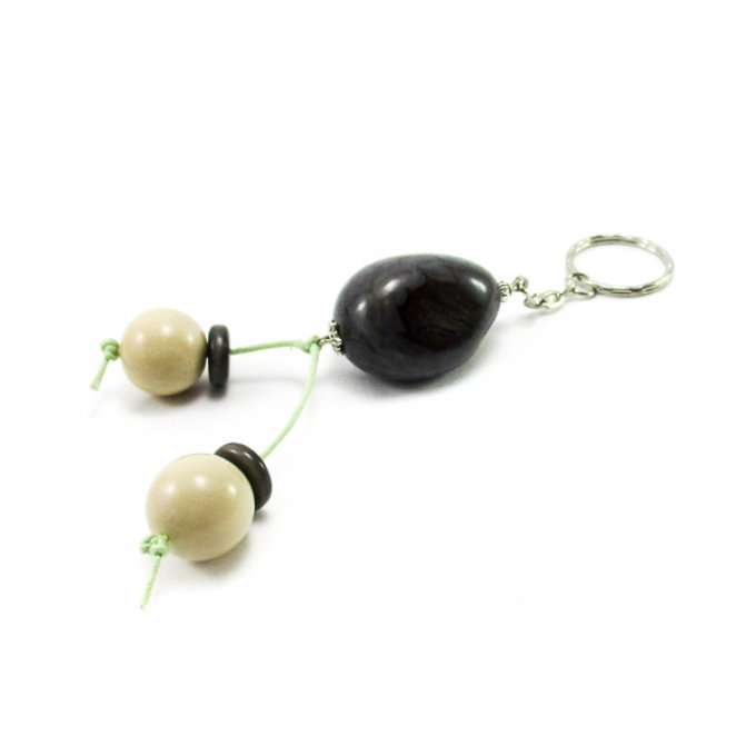 porte-clés avec pendentif en noix de tagua et perles ivoire végétal gris et naturel