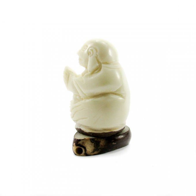 bouddha artisanal sculpté dans la noix d'ivoire