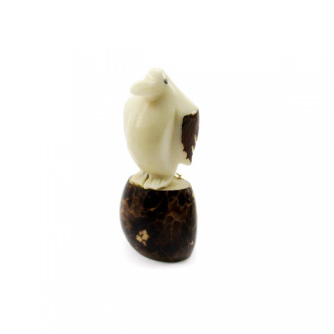 Figurine pingouin sculptée dans la graine de tagua