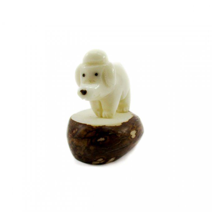 chien caniche sculpté en ivoire végétal