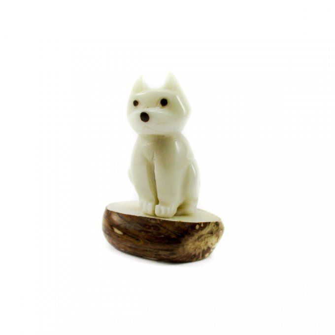 Figurine chat taillée dans la graine de tagua appelée aussi ivoire végétal