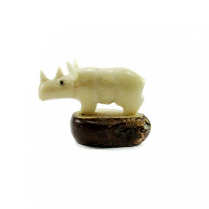 Figurine rhinocéros sculptée dans la graine de tagua appelée ivoire végétal