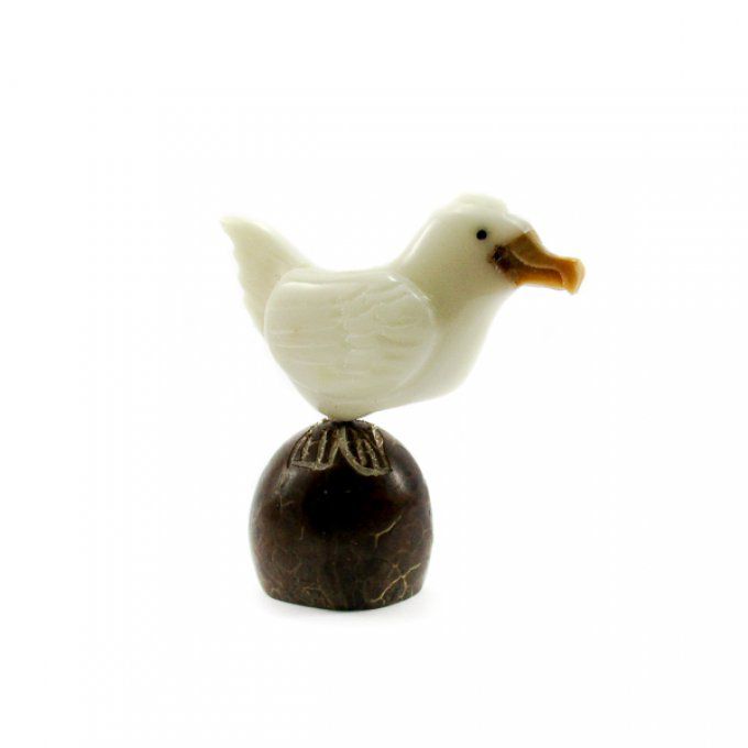 Petite poule taillée dans la noix de tagua