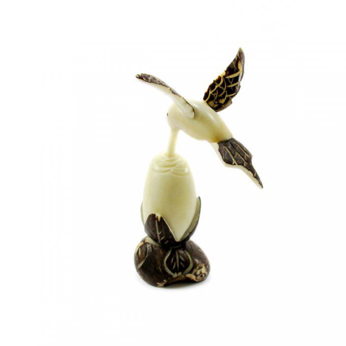 sculpture artisanale colibri taillée dans la noix de tagua