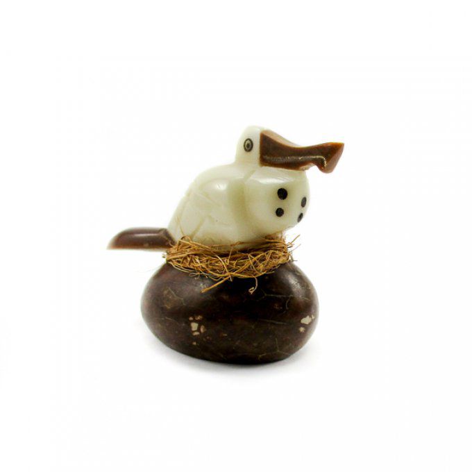 Figurine oiseau frégate taillée dans la graine de tagua