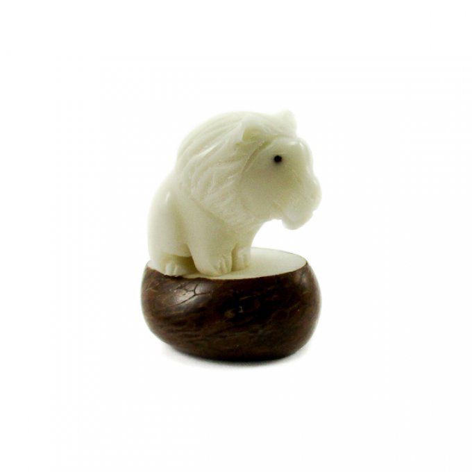 objet de décoration fait mains lion en tagua