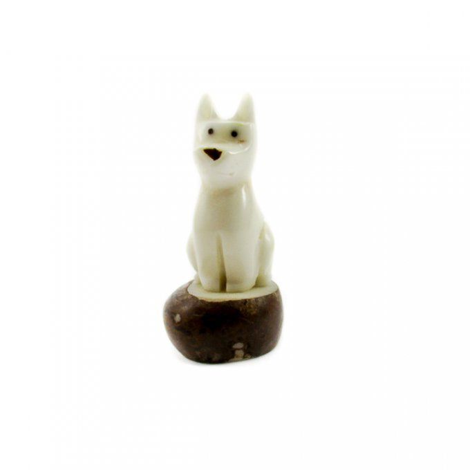 Figurine de décoration chien assis en ivoire végétal