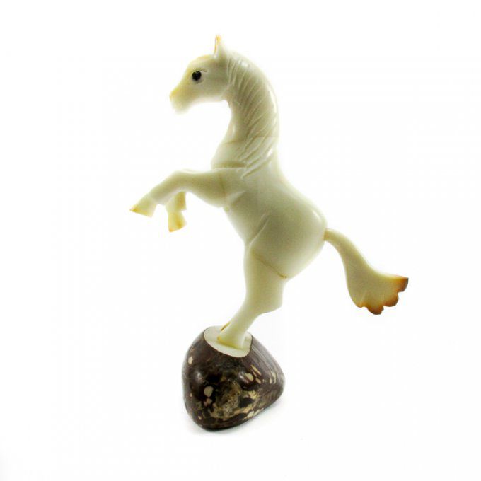 Figurine cheval dressé sur ses pattes taillée dans la graine de tagua