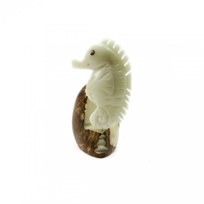 Statuette figurine hippocampe taillé dans la noix de tagua