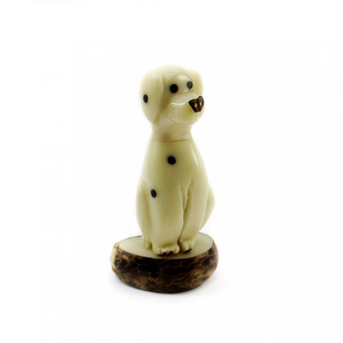 Figurine chien dalmatien taillée dans la graine tagua