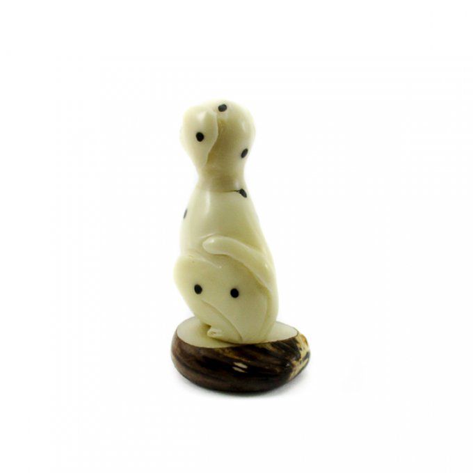 chien dalmatien en ivoire végétal
