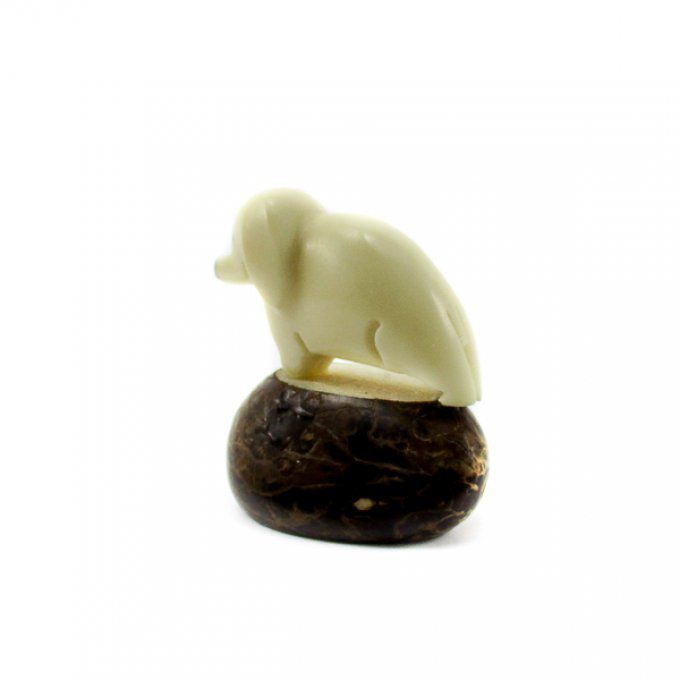 sculpture chien teckel sculpté noix de tagua
