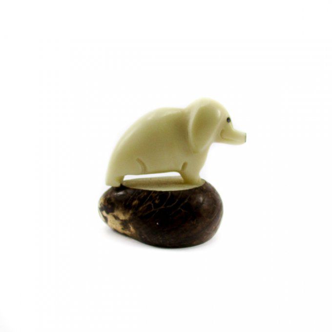 statuette figurine chien teckel en ivoire végétal