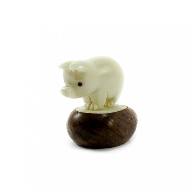 Figurine de décoration cochon porcelet taillée dans la noix de tagua