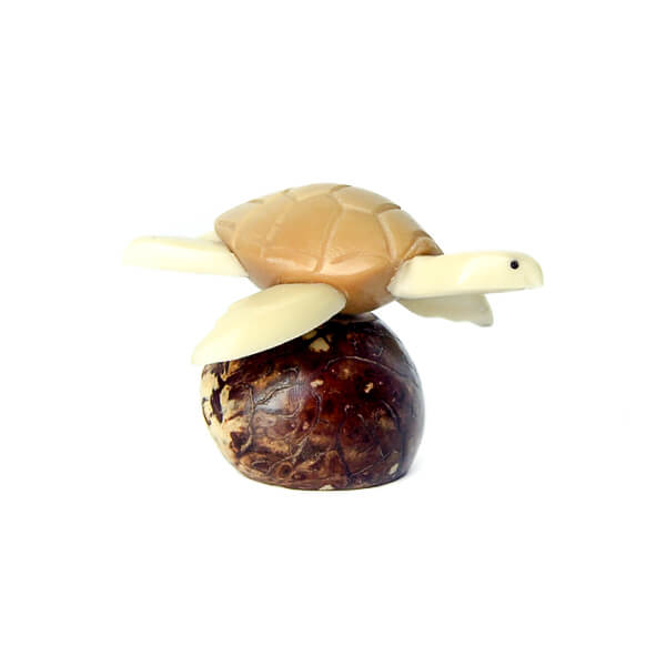 Tortue marine en ivoire végétal carapace fumée