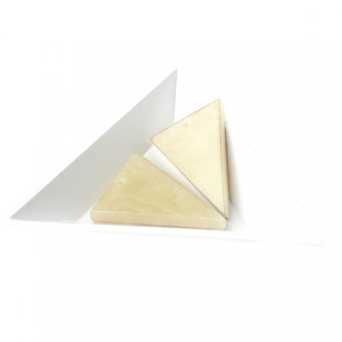 Triangle naturel blanc