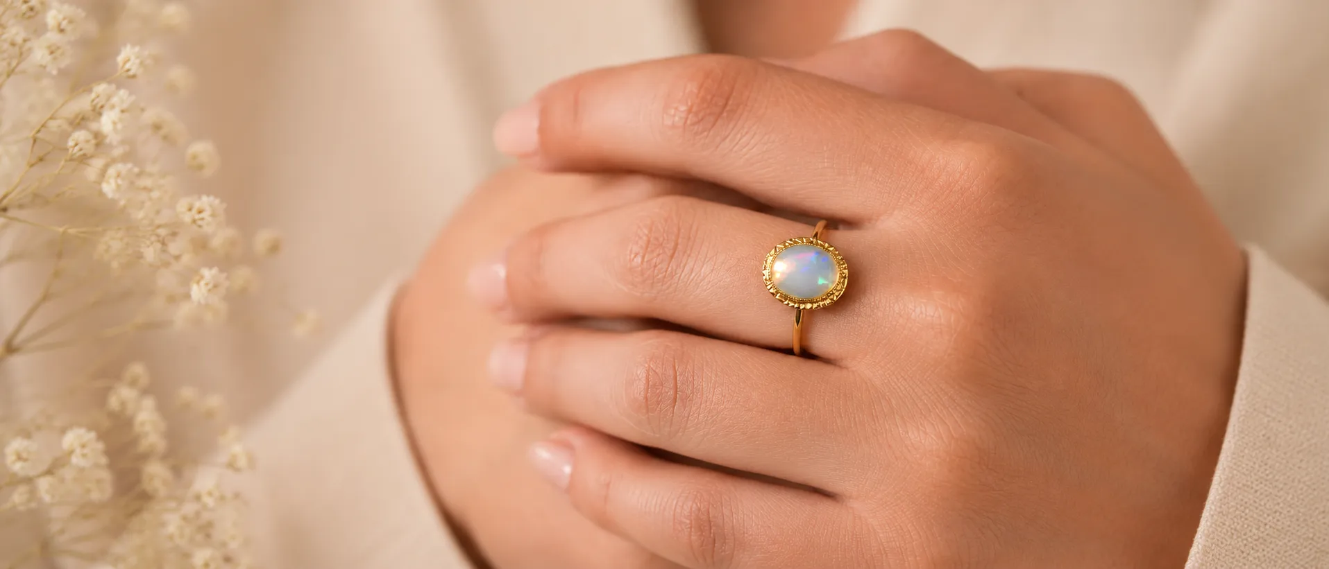 Bague ajustable setie d'une pierre d'opale d'Ethiopie