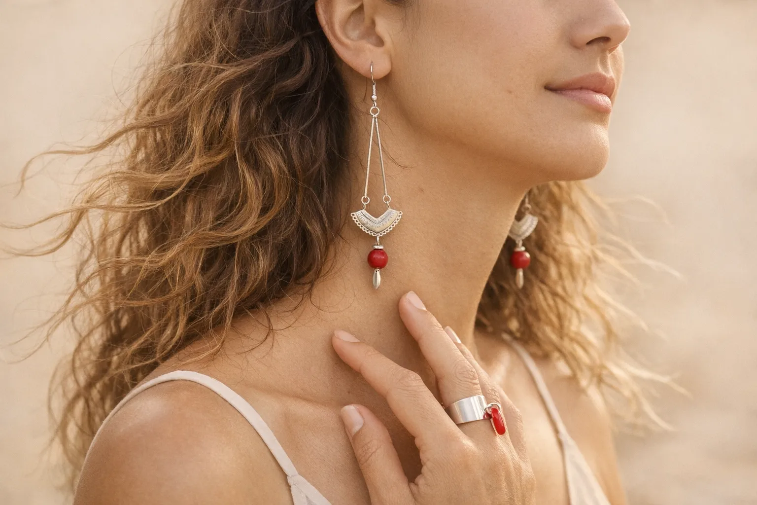 Boucles d’oreilles création rouge en matière naturelle