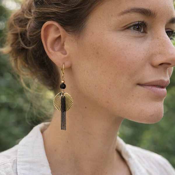 Boucles d’oreilles élégantes en pierre noire, monture dorée et matières naturelles