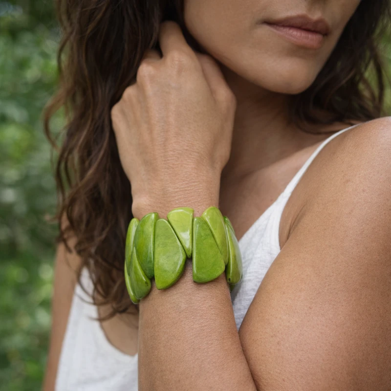 Bijoux artisanaux Tagua Créations portés en style naturel
